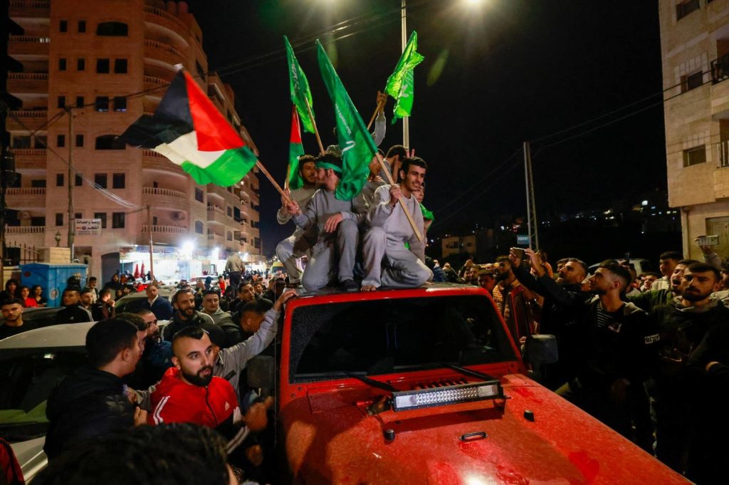 تحرير 150 أسيرا فلسطينيا مقابل 69 أسيرا لدى حماس وتمديد للهدنة ليومين إضافيين