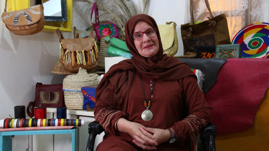أنامل :بونايرة نجاة حكايةحرفية أحبت صناعة الجلود بولاية أدرار